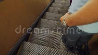 人在地铁地下地铁概念.. 人们站在地铁或地铁的自动扶梯上，公众的概念
